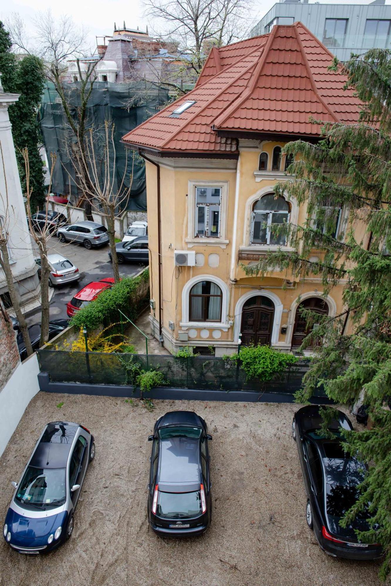 Beautiful New Super Location Apartment