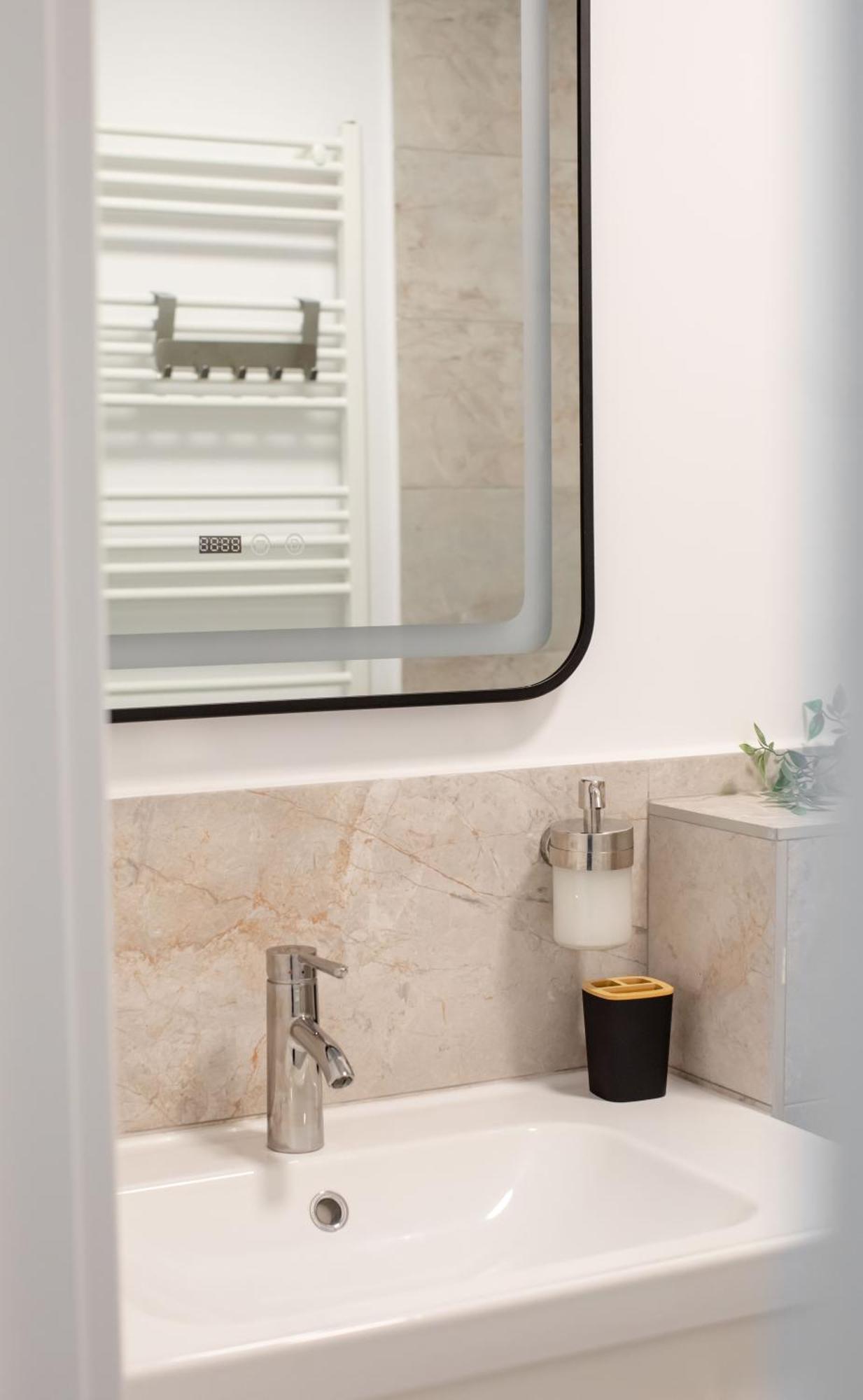 Beautiful New Super Location Apartment *